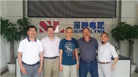 工作人員在前臺合影留念