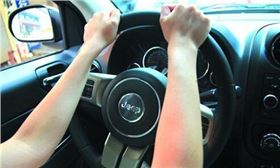 電路板廠盤點打方向盤錯誤手勢