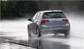 深圳線路板廠：雨天這么駕車，您家里人造嗎？