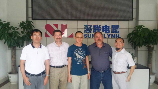 工作人員在前臺(tái)合影留念