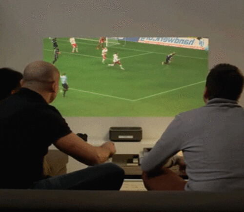 深圳電路板廠:只要幾厘米 用投影儀看歐洲杯才叫過癮