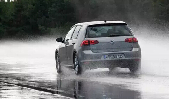 深圳線路板廠：雨天這么駕車，您家里人造嗎？