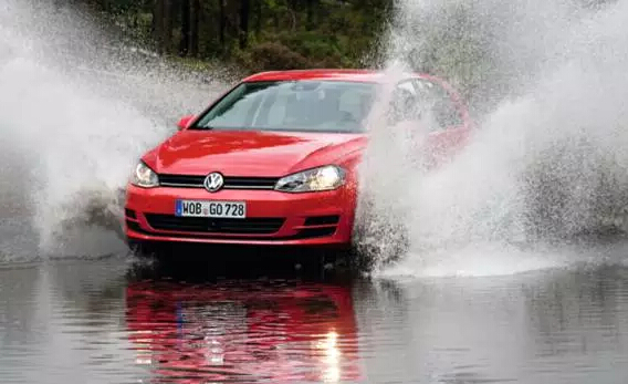 深圳線路板廠：雨天這么駕車，您家里人造嗎？