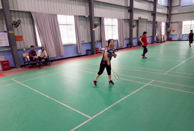 深聯(lián)線路板廠羽毛球比賽進行中…
