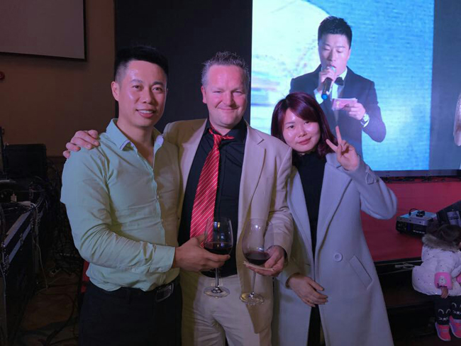 深聯(lián)線(xiàn)路板廠(chǎng)榮獲勤上彩易達(dá)光電2016年“杰出貢獻(xiàn)獎(jiǎng)”