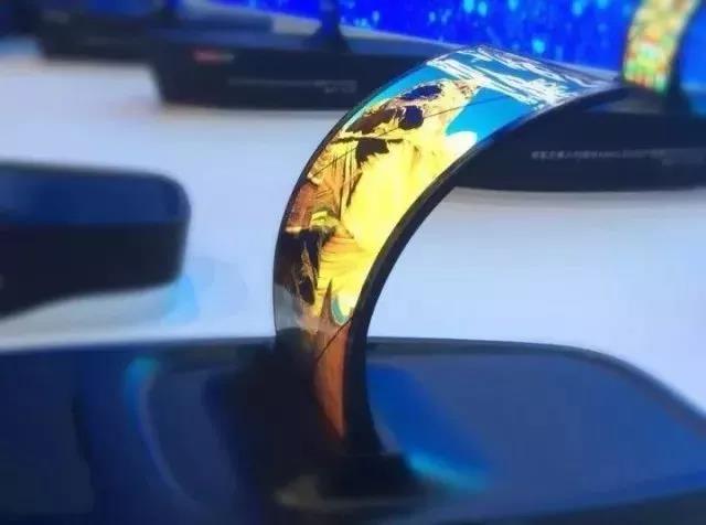 卷起來的手機，PCB小編想想還是覺得不可思議！